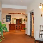 Zur Hallenburg