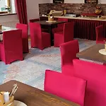 Zur Hallenburg 3*