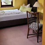 Zur Hallenburg Hotel 3*