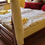 Zur Hallenburg 3*