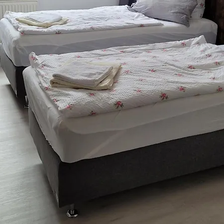 Zur Hallenburg 3*