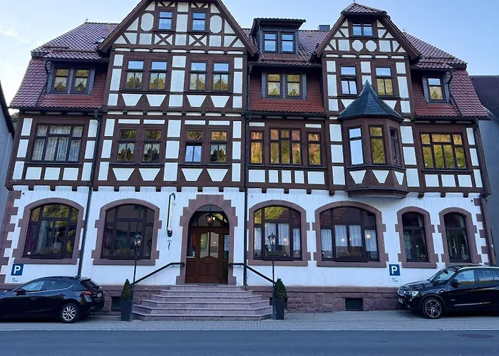 Zur Hallenburg Otel